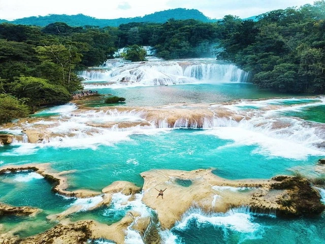 Cascada de Agua Azul en la Ruta del Tren Maya