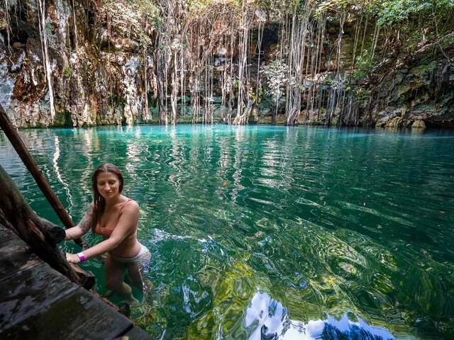 Nadar en el Cenote Yokdzonot