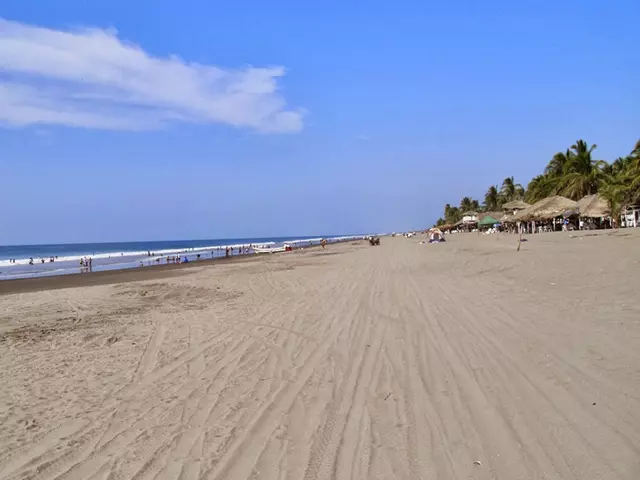 Playa Puerto Arista en la Ruta del Tren Maya