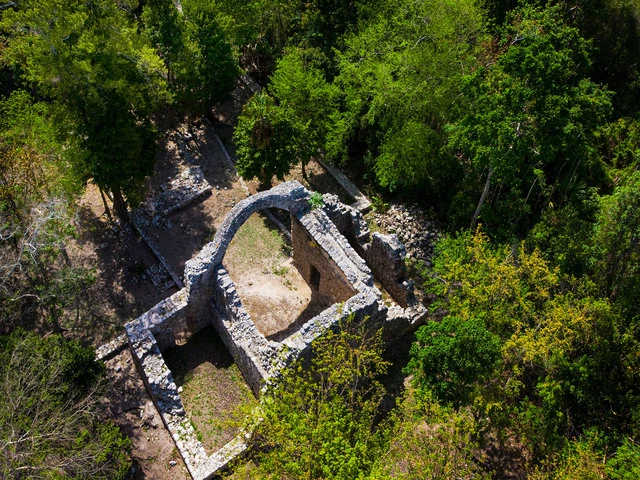Explorar la Zona Arqueológica de Oxtankah