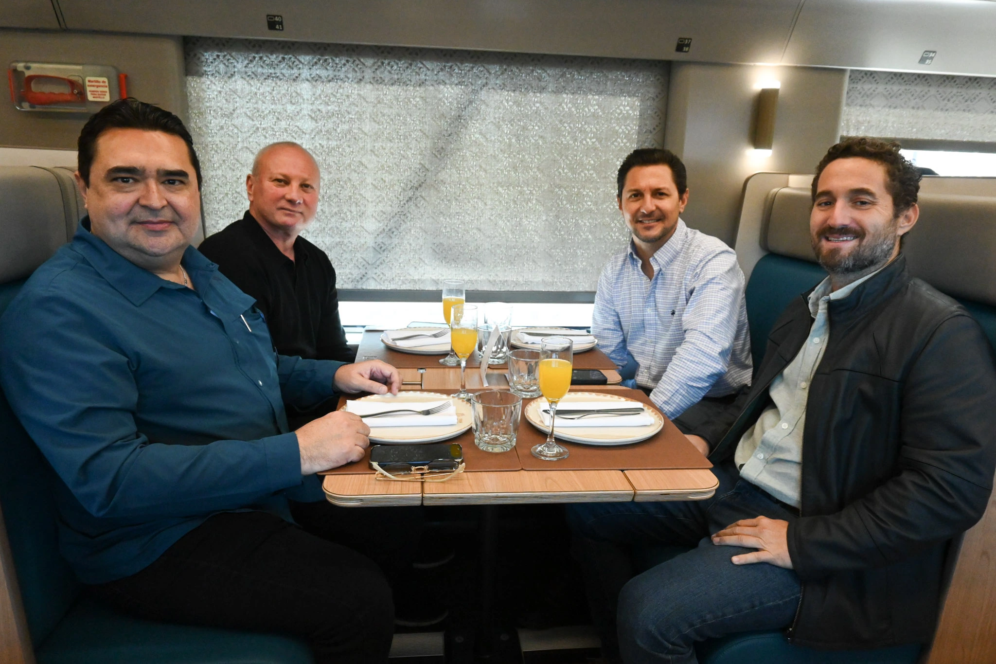 Mesa con personas en Tren Janal